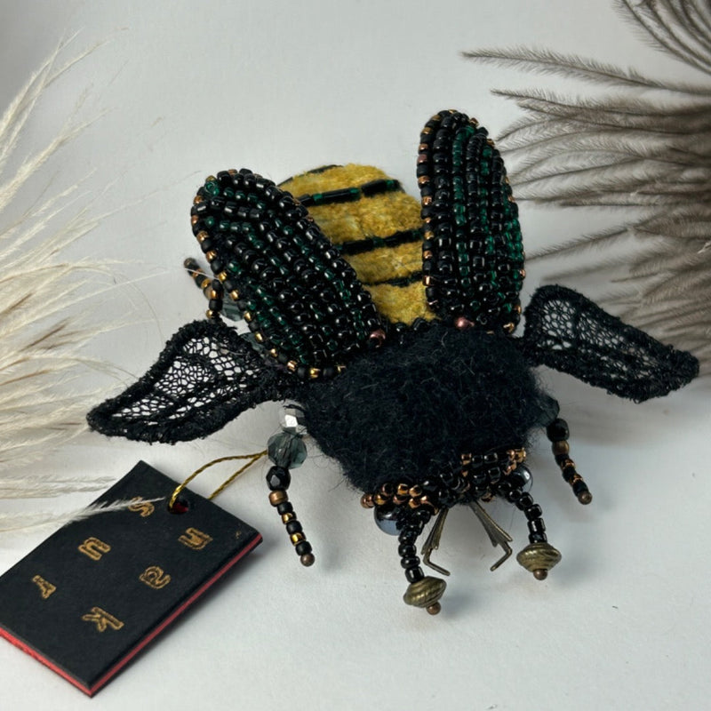 Kollatriibuline helmestest tikitud kimalase prees / Bumblebee bead-embroidered brooch